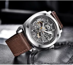 Nahaufnahme der BENYAR Skelett-Automatikuhr mit einem braunen Lederarmband für Herren