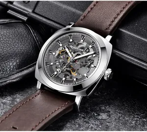 Nahaufnahme der skelettierten Benyar Herren-Automatikuhr mit braunem Lederarmband.