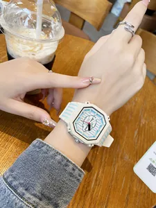 Primo piano dell'orologio da donna stile dopamina con quadrante a strisce blu e cassa ottagonale.