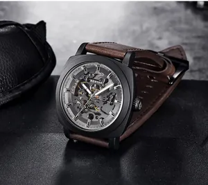 Detailansicht der BENYAR Automatik-Skelettuhr für Herren mit braunem Lederarmband und Gehäuse