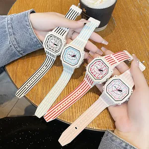 Primo piano dettagliato di quattro orologi in silicone a righe dai vivaci colori pastello.