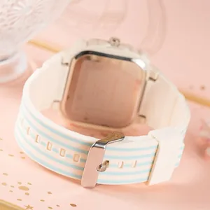 Orologio quadrato da donna con cinturino in silicone a strisce blu e retro della cassa argento.