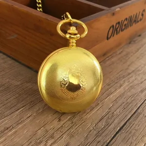 Detaillierte Nahaufnahme einer goldenen Retro-Taschenuhr mit feiner Wappen-Gravur