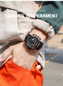 Gros plan sur la montre tactique SMAEL au poignet avec double affichage et design robuste