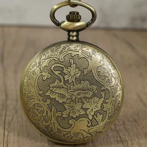 Detailansicht der kunstvollen Blumengravur einer antiken Bronze-Taschenuhr