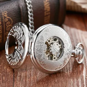 Vue détaillée d'une montre de poche mécanique vintage en argent avec fine gravure