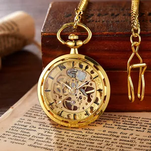 Gros plan détaillé d'une montre de poche mécanique dorée sur fond de livre vintage