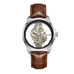 Gros plan d'une montre mécanique squelette pour homme avec boîtier argenté et cuir.