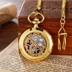 Gros plan détaillé d'une montre à gousset mécanique squelette dorée avec engrenages