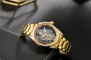 Vue détaillée d'une montre automatique dorée pour homme avec cadran squelette