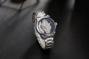 Vue rapprochée d'une montre mécanique automatique pour homme avec cadran squelette