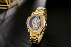 Gros plan d'une montre squelette mécanique automatique dorée avec engrenages et bracelet.
