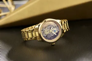 Gros plan d'une montre mécanique automatique squelette dorée de luxe sur surface texturée