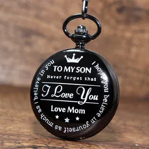 Détail de la gravure 'To My Son' sur une montre à gousset vintage en quartz noir.