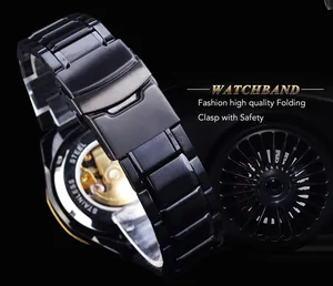 Vista dettagliata della fibbia pieghevole in acciaio inossidabile nero di un orologio