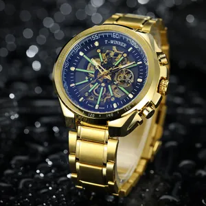 Dettaglio dell'orologio meccanico dorato T-Winner con lussuoso quadrante scheletrato