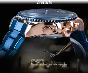Gros plan sur la couronne en or rose et le boîtier en acier bleu d'une montre