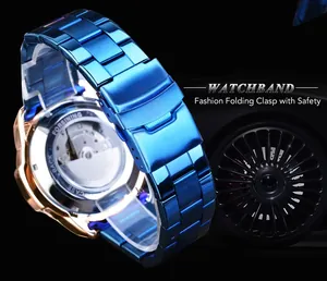 Gros plan sur la montre automatique Forsining avec bracelet bleu et fond transparent