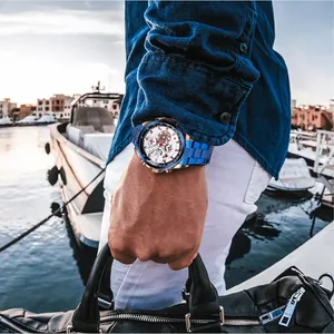 Lifestyle-Foto einer blau-goldenen Forsining Automatik-Armbanduhr an einem Handgelenk