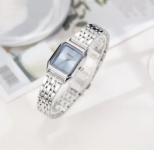 Detalle de un reloj de cuarzo cuadrado para mujer en plata con esfera azul claro