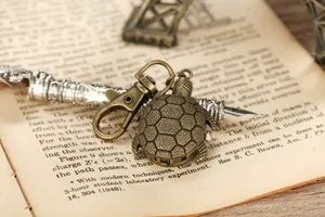 Detaillierte Makroansicht eines Vintage-Schildkröten-Taschenuhr-Schlüsselanhängers