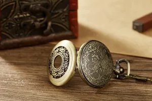 Detailaufnahme einer antiken bronzenen Quarz-Taschenuhr mit aufwendiger Blumengravur
