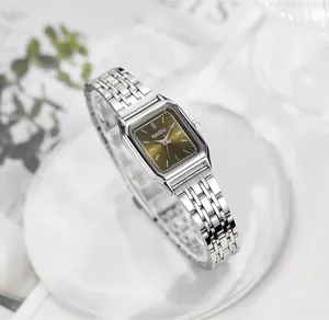 Primer plano de un elegante reloj de cuarzo cuadrado para mujer con correa plateada