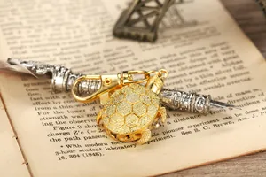 Detaillierte Makroansicht eines goldenen Schildkröten-Taschenuhr-Schlüsselanhängers