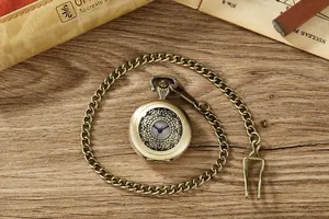 Detaillierte Nahaufnahme einer klassischen Taschenuhr aus Bronze mit hohlem Muster und Kette