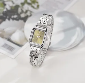 Vista detallada del reloj de cuarzo cuadrado para mujer con elegante correa de acero inox