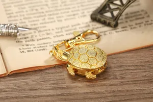 Detailaufnahme einer goldenen Taschenuhr in Schildkrötenform mit strukturierter Schale