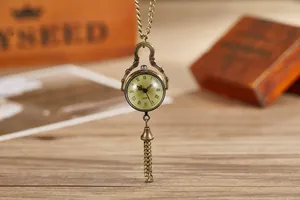 Detailansicht eines vintage Bronze-Quarz-Taschenuhr-Anhängers mit einer Quaste.