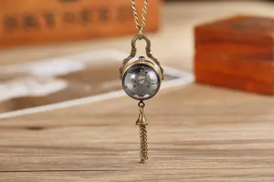 Nahaufnahme eines Vintage-Steampunk-Taschenuhr-Anhängers aus Bronze mit Zahnrad-Detail.