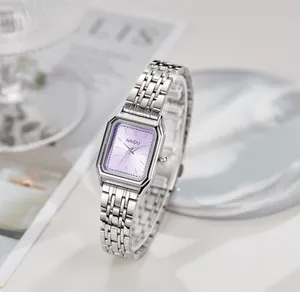 Detalle del elegante dial degradado morado e la correa de acero inoxidable plateada del reloj