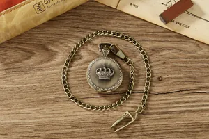 Antike Bronze-Quarztaschenuhr mit Kronenrelief-Design auf rustikalem Holzgrund
