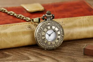 Detailansicht einer bronzenen Vintage-Quarz-Taschenuhr mit Blumengravur