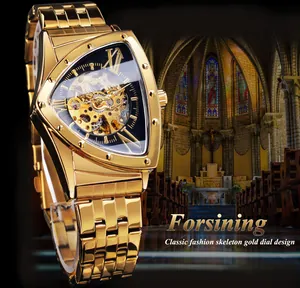 Detalle de reloj mecánico de esqueleto triangular dorado con engranajes visibles