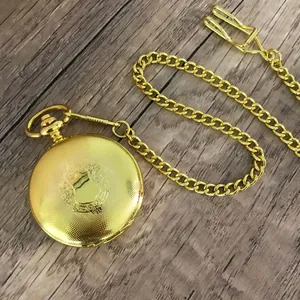 Nahaufnahme einer goldenen Vintage-Taschenuhr mit feinen gravierten Mustern.