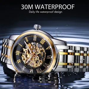 Primo piano dell'orologio meccanico Forsining in acqua che mostra l'impermeabilità 30m.