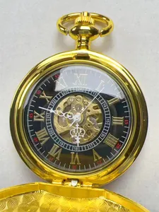 Nahaufnahme einer goldenen Skelett-Taschenuhr mit römischen Ziffern und filigranem Uhrwerk