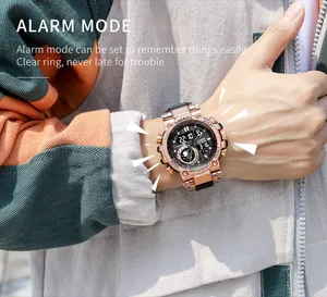 Gros plan de la montre de sport tactique SMAEL avec double affichage et mode alarme.