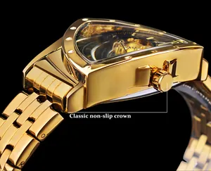 Detalle macro de la corona antideslizante clásica de un reloj mecánico dorado de lujo