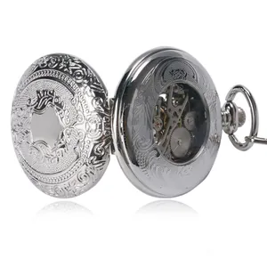 Detailansicht einer silbernen Vintage-Taschenuhr mit Gravur und hohlem Zahnraddesign.