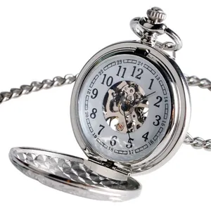 Detailansicht einer klassischen silbernen Skelett-Taschenuhr mit Klappdeckel und Kette