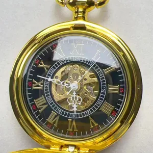Klassische goldene Taschenuhr mit römischen Ziffern und sichtbarem Uhrwerk-Design