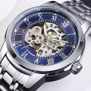Primo piano del quadrante dell'orologio meccanico scheletrato Forsining con numeri romani