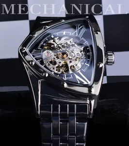 Primer plano de un reloj mecánico automático para hombre con esfera esqueleto triangular negra