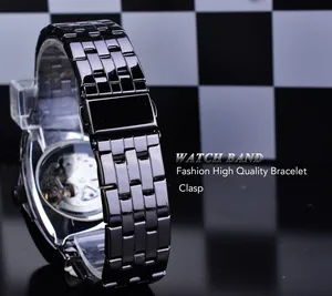 Detalle de correa de reloj de acero negro con cierre desplegable en reloj mecánico