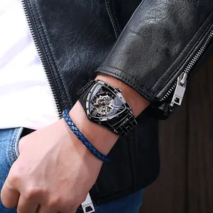 Vista detallada del reloj mecánico automático para hombre con caja triangular única