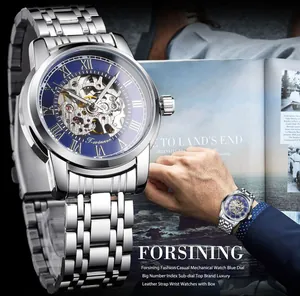Dettaglio dell'orologio meccanico scheletrato Forsining da uomo con quadrante blu e acciaio